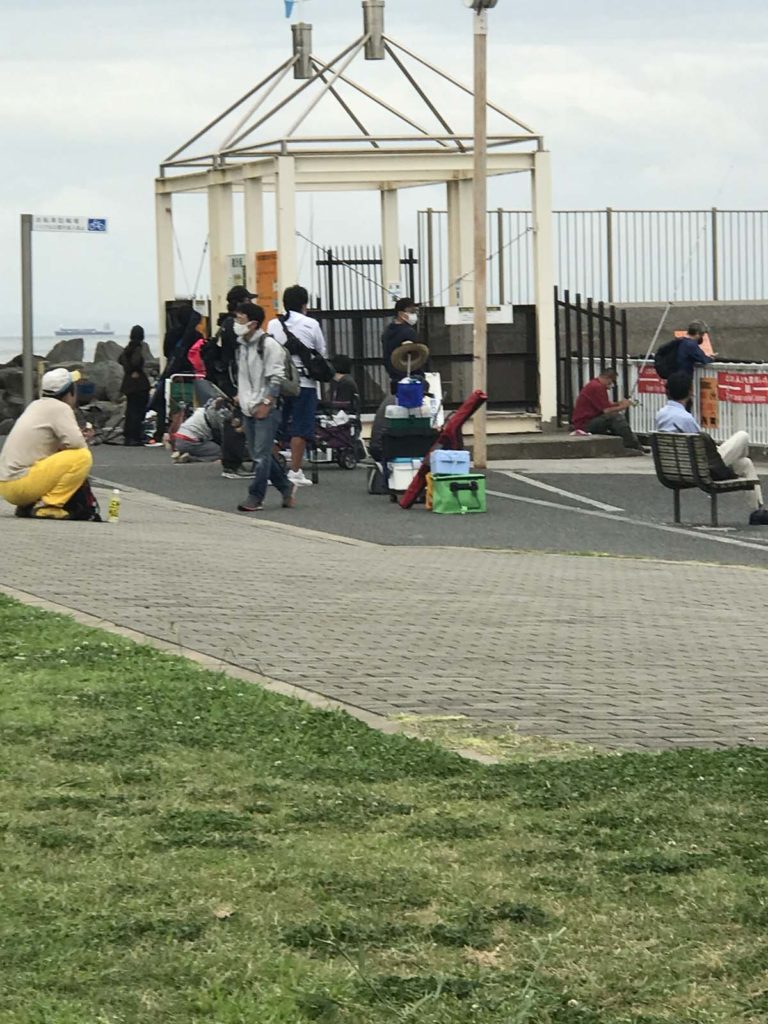 若洲海浜公園海釣り施設開門を待つ人たち2021年6月21日午前5時37分